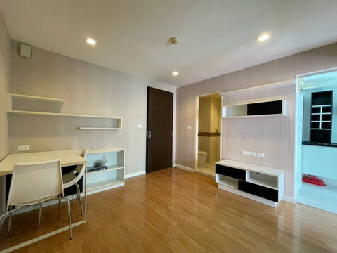 🌸 Beautiful, move-in ready unit at Hive Taksin – near BTS Wongwian Yai