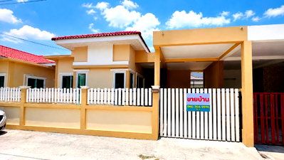 Houses for sale Chonburi : Single-Story House at Thaweesap Village, Phan Thong Chonburi, new home for renovation and Move-In