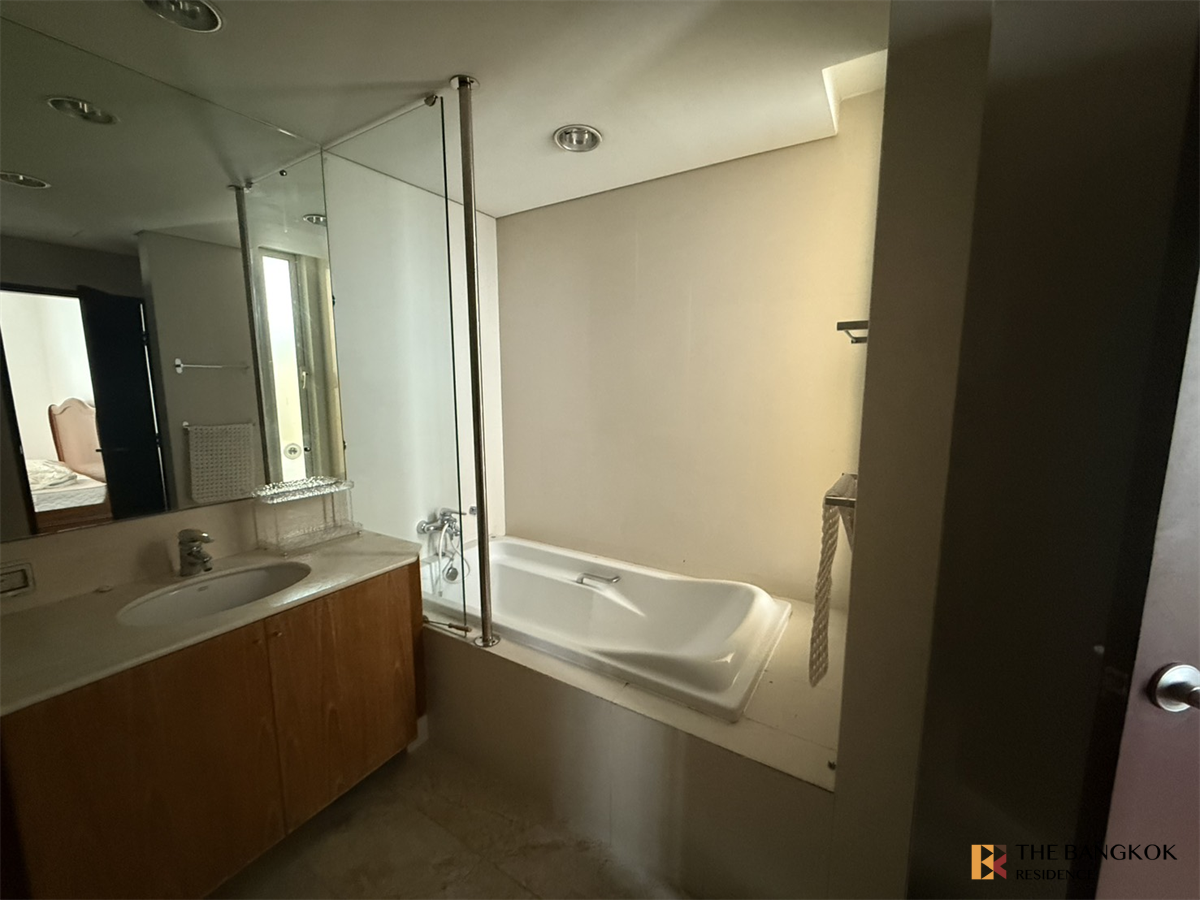 picture Comfortable and Ready to Move-in Wilshire Sukhumvit 22 near MRT Si Udom Station - 7/10