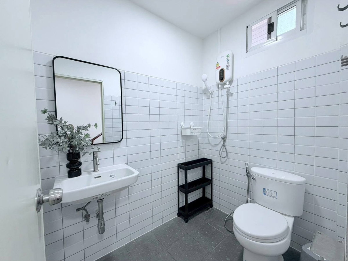 รูป ให้เช่า บ้านเดี่ยว ใจกลางรัชดา–ห้วยขวาง | 6 ห้องนอน 4 ห้องน้ำ | Pet Friendly | รับต่างชาติ | ใกล้โรงเรียนนานาชาติ - รูปที่ 8/24