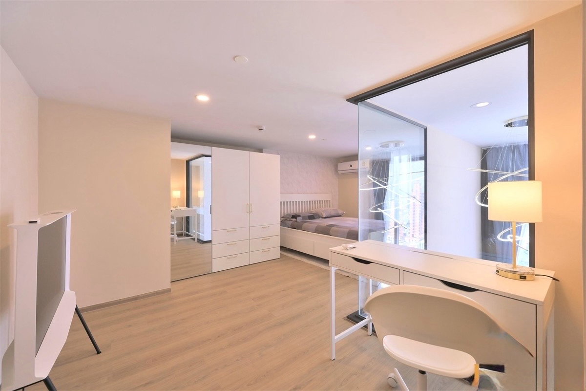 รูป Condo ย่านพระราม 4 เชื่อมอโศก | ห้องใหม่ | ชั้นสูง | วิวสูง | เงียบสงบ - รูปที่ 11/13