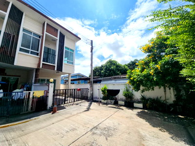 Townhouses for sale Ammata Nakhon Industrial Estate : TOWN HOUSE 20.5 Sq.w. Muang Chon Buri Chonburi for 1.8M