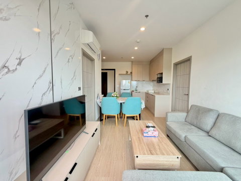 For Rent: The Symphony – 2 bedrooms, 2 bathrooms, 7th floor, ready to move in. Beachfront condo in Bangsaen.