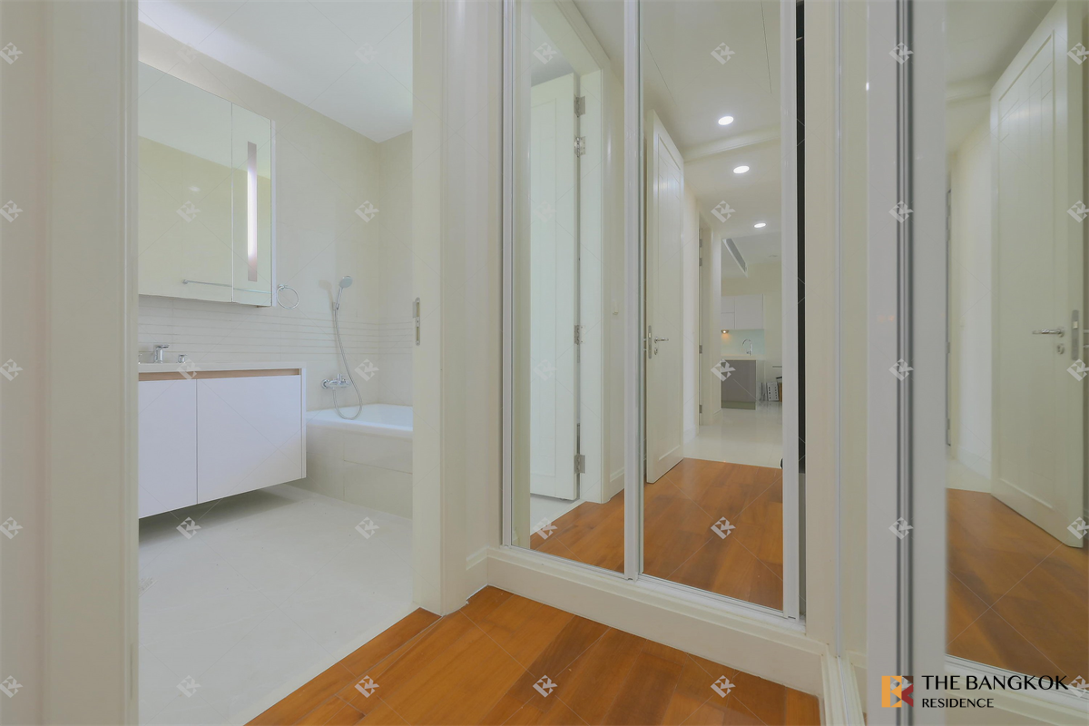 picture Luxury Condo Ready to Move-in at the Best Location Q Langsuan near BTS Ratchadamri - 5/10