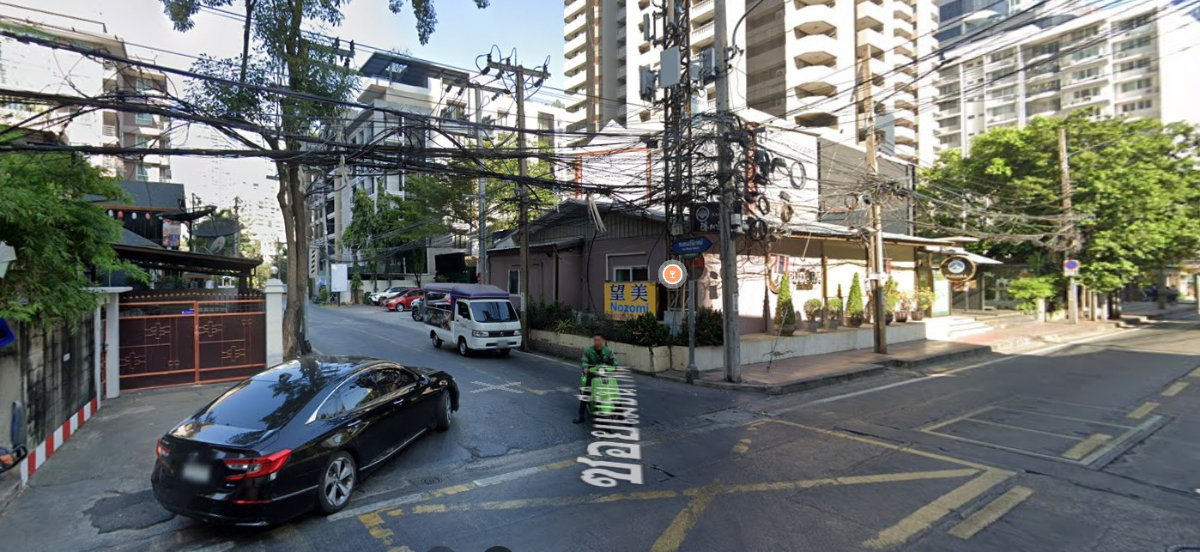 รูป ขายที่ดินพร้อมสิ่งปลูกสร้าง สุขุมวิท 24 ใกล้รถไฟฟ้า 500 เมตร เหมาะสร้างบ้าน โรงแรม อพาทเม้นท์  สนใจติดต่อ 082-852-6363 - รูปที่ 7/8