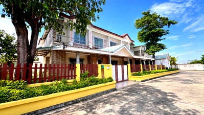 บ้านแฝด สมุทรปราการ : 🏡 ขายบ้านแฝดหลังมุม 6 ห้องนอน 5 ห้องน้ำ | ที่ดินใหญ่ 107 ตร.ว.