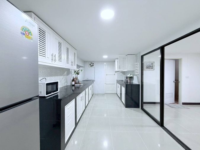 6-bed house for rent, 70 sqm, 280 sq wah, Baan Huai Kwang-Sutthisan