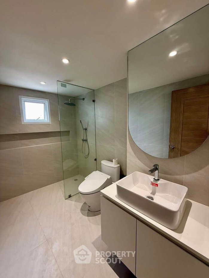 picture 2-BR Condo at Thaweephol Tower in Chang Phueak (ID 3313216) - 9/9