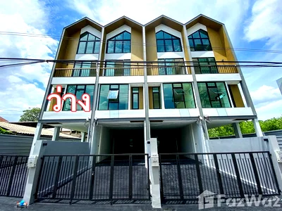Townhouses for rent Bangkok : 3 Bedroom Townhouse for rent in Bang Chak, Bangkok  6781181