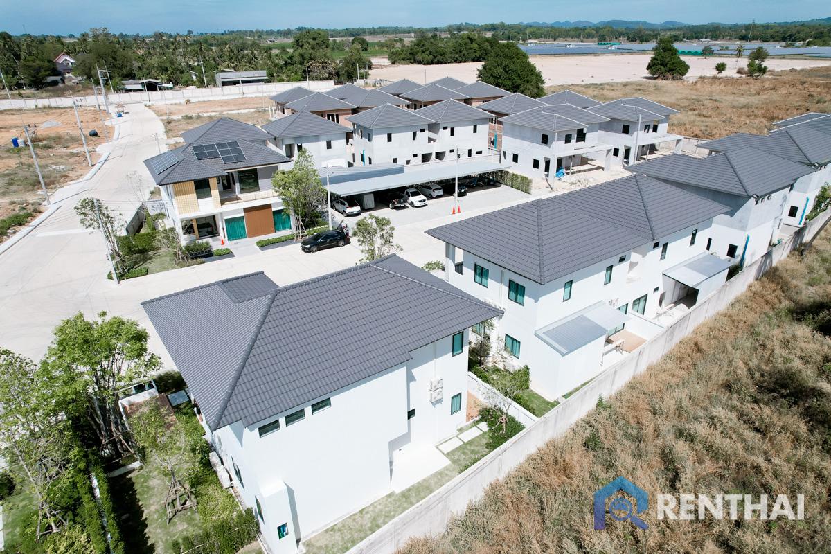 picture Spacious Pool Villa on a Large Corner Plot - 23/25