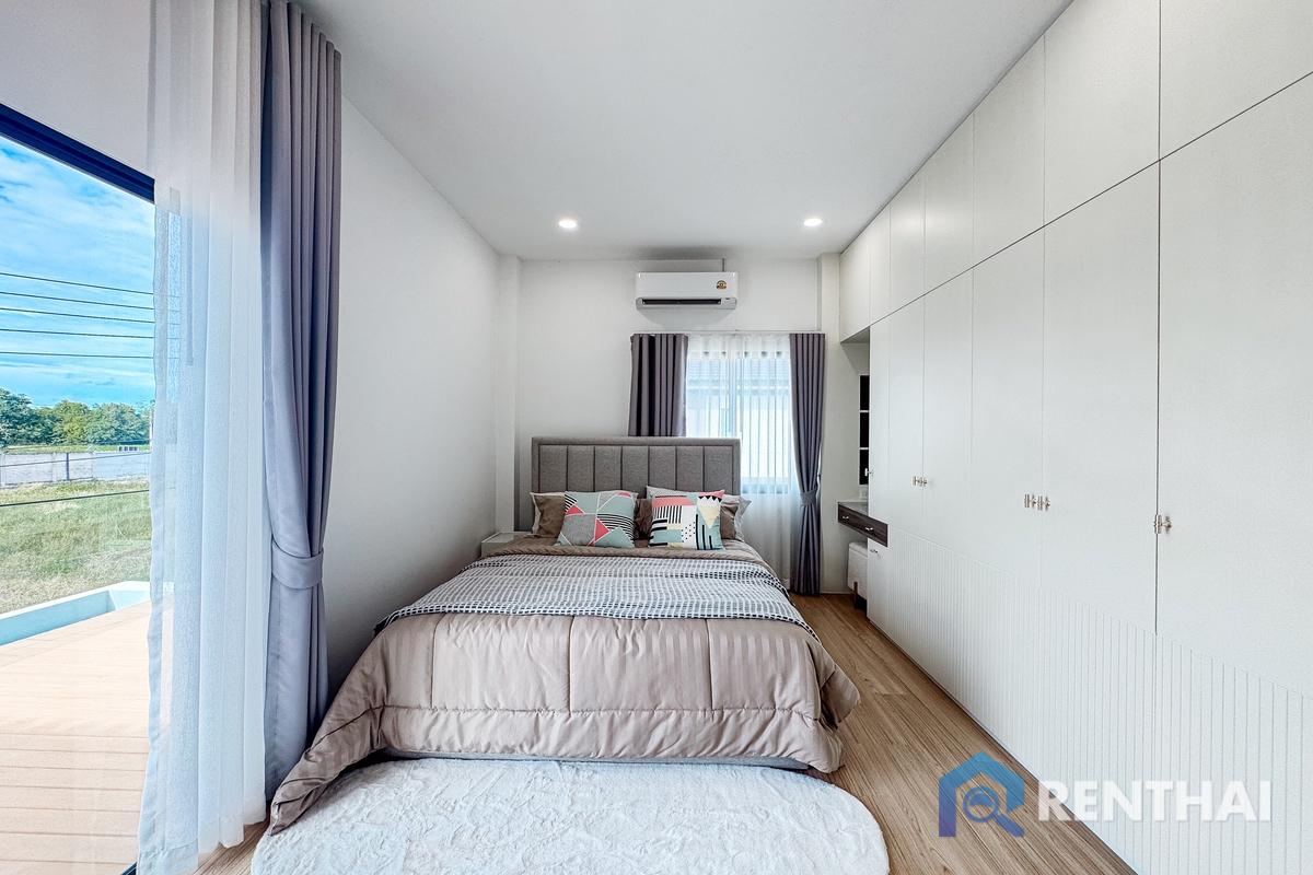 picture Spacious Pool Villa on a Large Corner Plot - 16/25