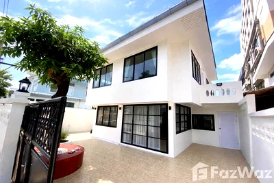 Houses for rent Bangkok : 5 Bedroom House for rent in Huai Khwang, Bangkok  6781760