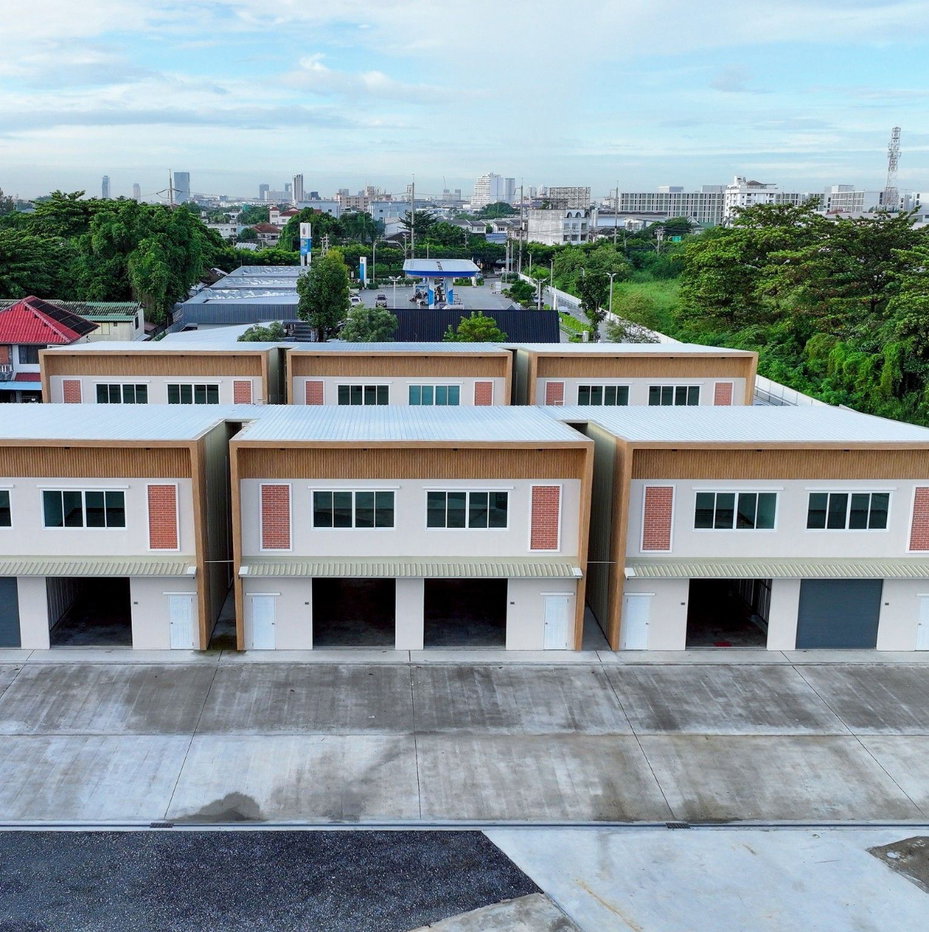 รูป สำนักงาน + โกดังให้เช่า ใกล้ รถไฟฟ้าสายสีเหลือง สถานีศรีนุชเพียง 800 ม. - รูปที่ 1/25