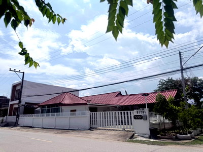 Houses for rent Chiang Mai : Spacious Detached House Near Charoen Market, Large house with plenty of space and up to 5 bedrooms. (Tel/Line 088-5986998)