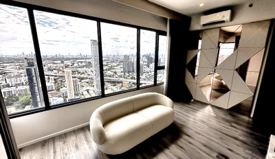 Condos for sale : Owner Sale: KnightsBridge Prime On Nut, Sukhumvit 77 | 45th-Floor Corner, River Views | 55 sqm, 2 Beds, 2 Baths