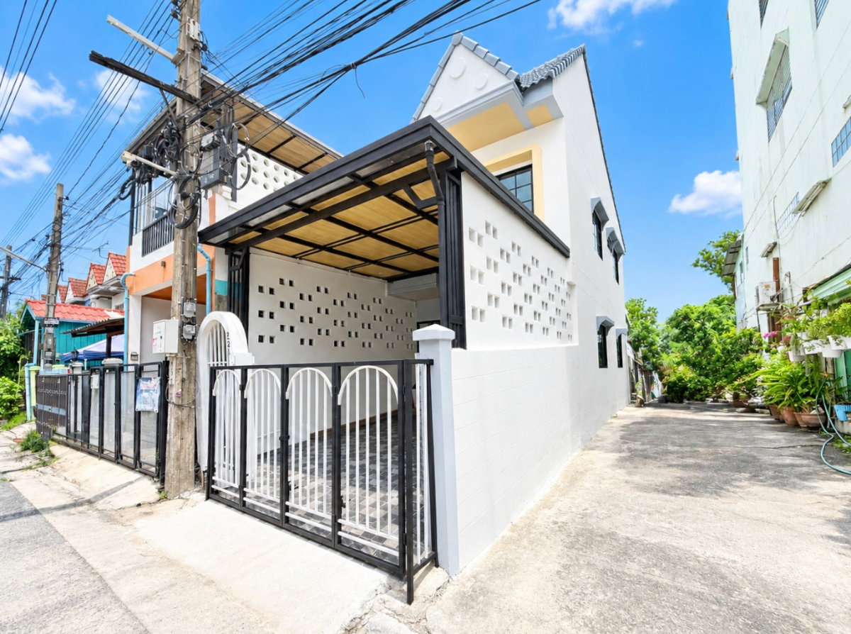 รูป บ้านแต่งใหม่ ทำเลดี หลังมุม เดินทางง่าย หมู่บ้านสินทอง ถนนร่มเกล้า 28 ต้นซอย แขวงคลองสามประเวศ เขตลาดกระบัง ราคาถูก - รูปที่ 2/28