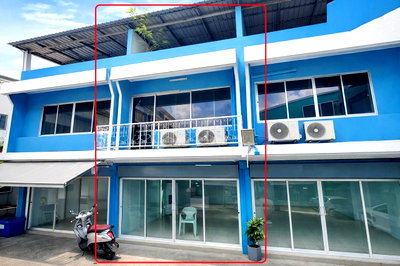 Shophouses for rent Reserves Training Center Territorial Defense Department : 			3-Storey Home Office for Rent on Inthamara 7–14 Ratchada, Sutthisan, Samsen Nai, Phaya Thai. Featuring 3 Bedrooms, 2 Bathrooms, 241 Sq.m.          