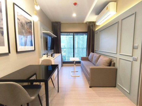 PFD-09162 Condo for rent Life Asoke Hype : A room with a luxury hotel vibe—impeccable, spotless, and inviting.
