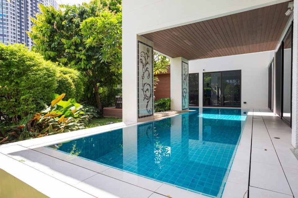 รูป บ้านพร้อมสระว่ายน้ำ รีโนเวทใหม่ เข้าอยู่ได้เลย บนถนนพัฒนาการ - รูปที่ 2/18