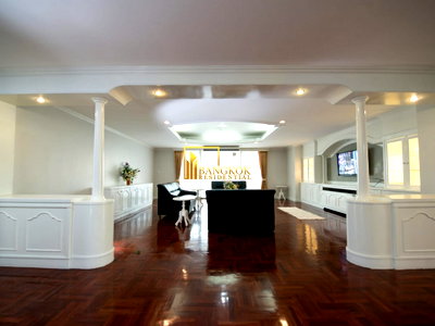 ขายคอนโด : Oriental Towers | Very Spacious 3 Bedroom Condo in Ekkamai - BR6656CD