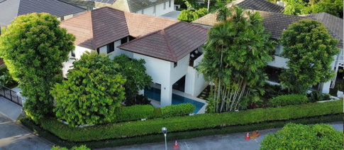 บ้านพร้อมสระว่ายน้ำ รีโนเวทใหม่ เข้าอยู่ได้เลย บนถนนพัฒนาการ