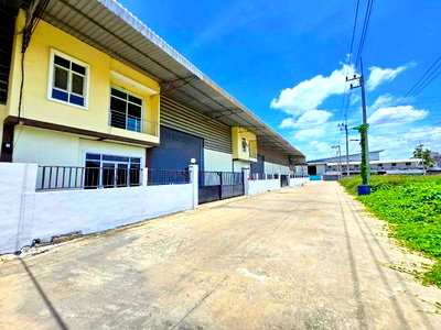 Factory for rent วิทยาลัยการจัดการเพชรเกษม : 			NaDi Srithana Badminton Court.850m. Warehouse/factory with a 2-story office 1 bed 2 bath  Land size          