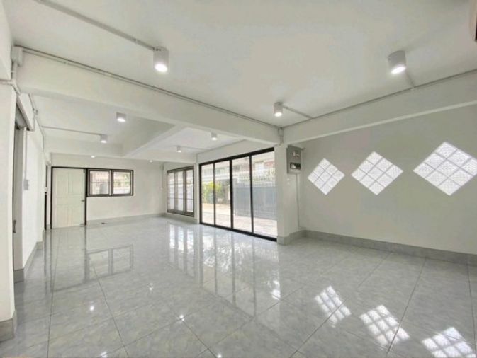 ให้เช่าโฮมออฟฟิศ 4 ห้องนอน 220 ตร.ม. 60 ตร.ว. เขตห้วยขวาง