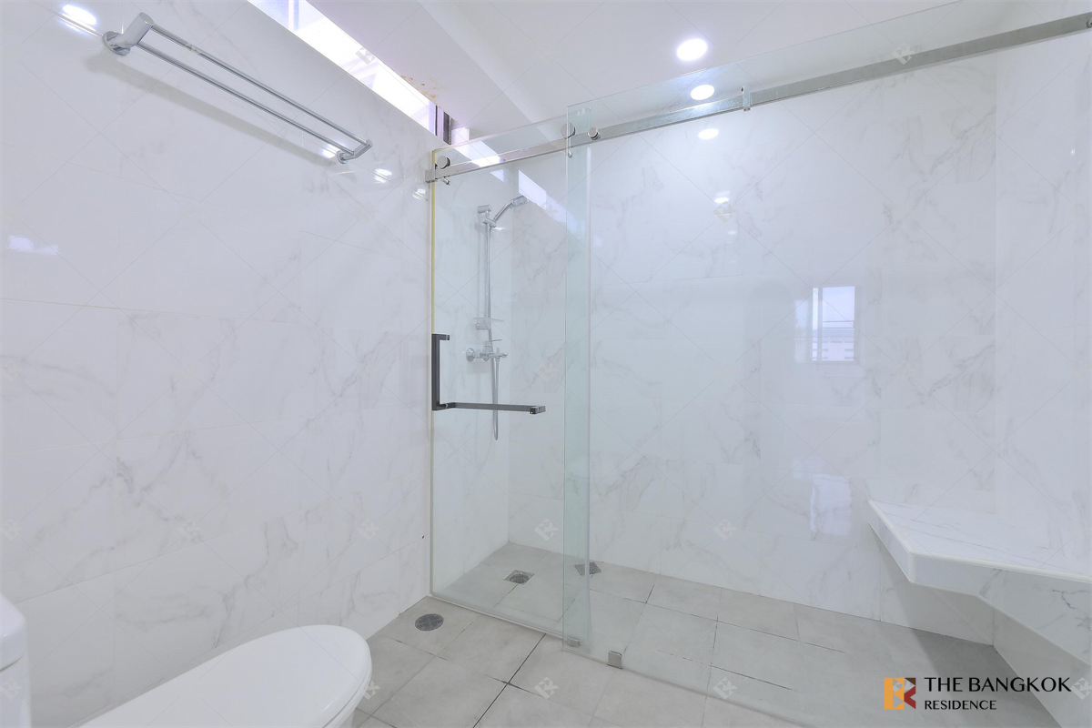 picture Ruamsuk Condominium Ready-to-move-in Condo at an Amazing Price!! - 8/10