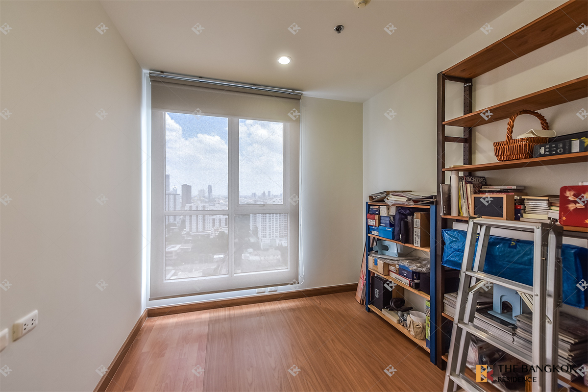 picture The Complete Narathiwas Condo in Central City at an Affordable Price - 4/10