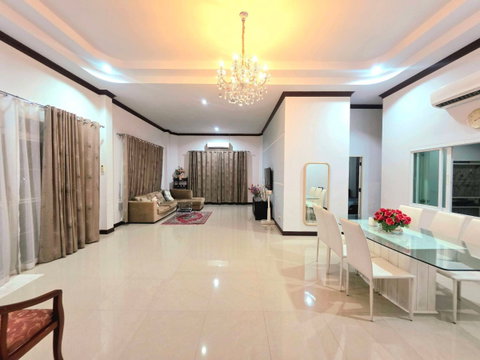 ให้เช่ารายวัน บ้านสวยหลังใหญ่ แอร์ทั้งหลัง พักได้ 10 ท่าน