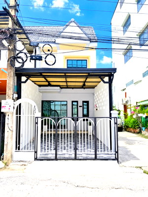ทาวน์โฮม ถนนร่มเกล้า : บ้านแต่งใหม่ ทำเลดี หลังมุม เดินทางง่าย หมู่บ้านสินทอง  ถนนร่มเกล้า 28 ต้นซอย แขวงคลองสามประเวศ เขตลาดกระบัง ราคาถูก