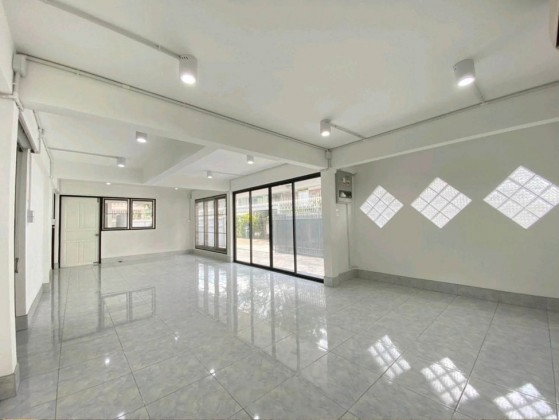 รูป ให้เช่าบ้านเดี่ยว Home Office 2 ชั้น ทำเลสุทธิสาร ลาดพร้าว 48 ใกล้ MRT ภาวนา / Renovate ใหม่ / จอดรถ 7-8 คัน / Home Office จดบริษัทได้ - รูปที่ 3/10