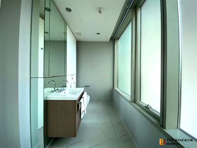 Condos for rent : 185 Rajadamri Luxury Unit, Ready for You Without the Wait near BTS Ratchadamri