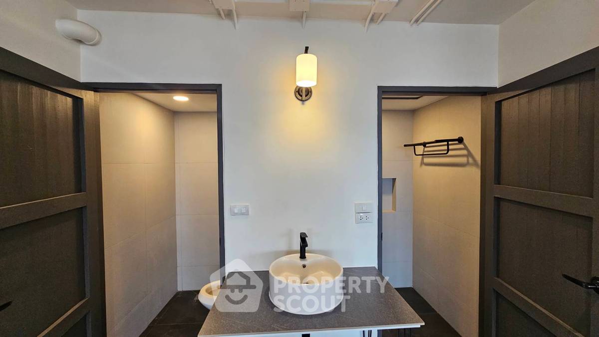 picture Unique 4 Bedroom Bachelor Pad with Dance Pole (ID 3315940) - 7/20