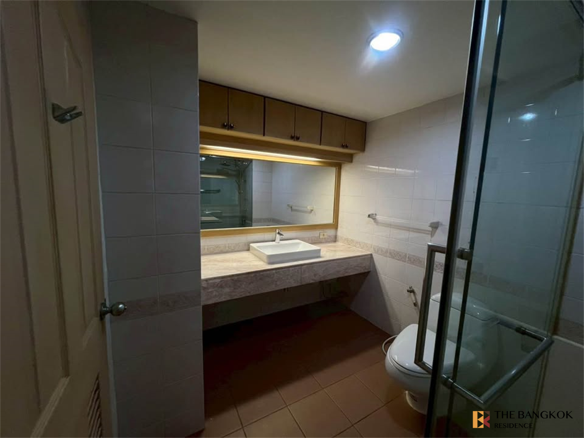 picture Great price, prime location The Executive Regent - 7/10