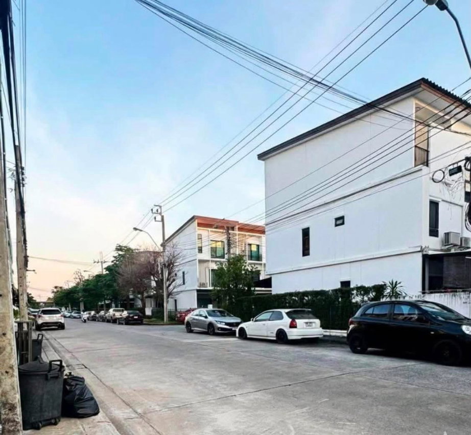 รูป 🏡 ให้เช่าทาวน์เฮาส์ 3 ชั้น โครงการ Patio ศรีนครินทร์–พระราม 9 4 ห้องนอน 3 ห้องน้ำ | 191 ตร.ม. | 2 ที่จอดรถ 💰 ค่าเช่าเพียง 20,000 บาท/เดือน - รูปที่ 8/20