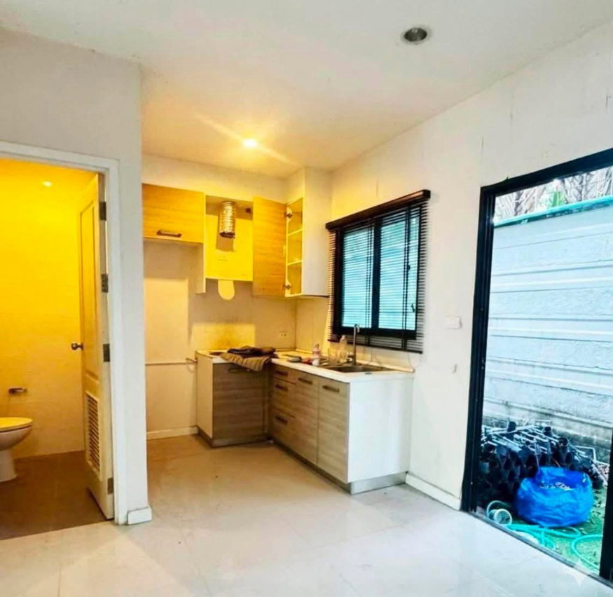 รูป 🏡 ให้เช่าทาวน์เฮาส์ 3 ชั้น โครงการ Patio ศรีนครินทร์–พระราม 9 4 ห้องนอน 3 ห้องน้ำ | 191 ตร.ม. | 2 ที่จอดรถ 💰 ค่าเช่าเพียง 20,000 บาท/เดือน - รูปที่ 4/20