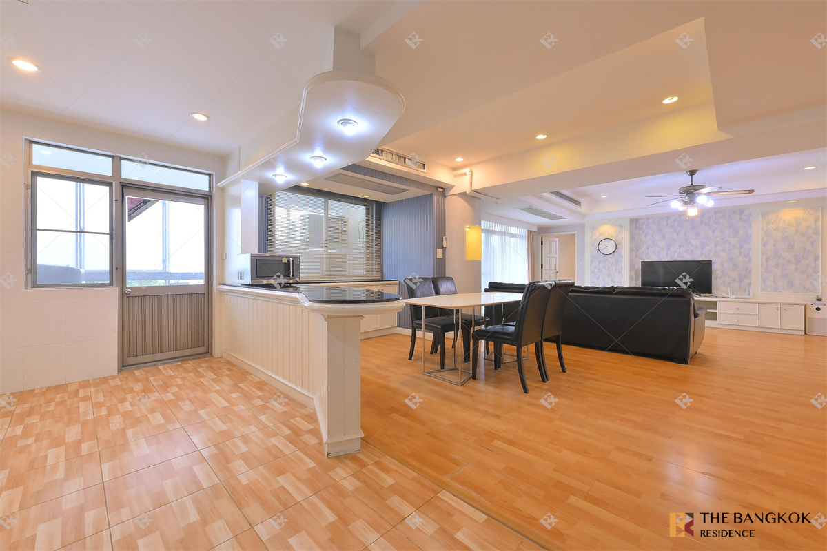 picture Royal Castle Sukhumvit near BTS Phrom Phong Easy Travel, Fully Utilized Space - 4/10