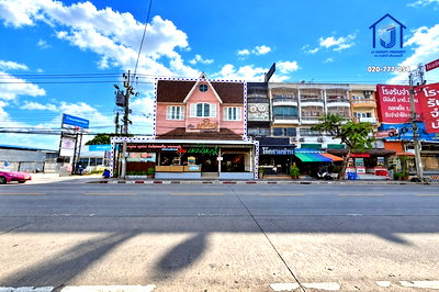 อาคารพาณิชย์ รร.แย้มจาดวิชชานุสรณ์  : ขายอาคารพาณิชย์ 4.5 ชั้น หลังมุม หน้ากว้าง 15 ม. ติดถนนนวลจันทร์ ใกล้เลียบด่วน–EastVille