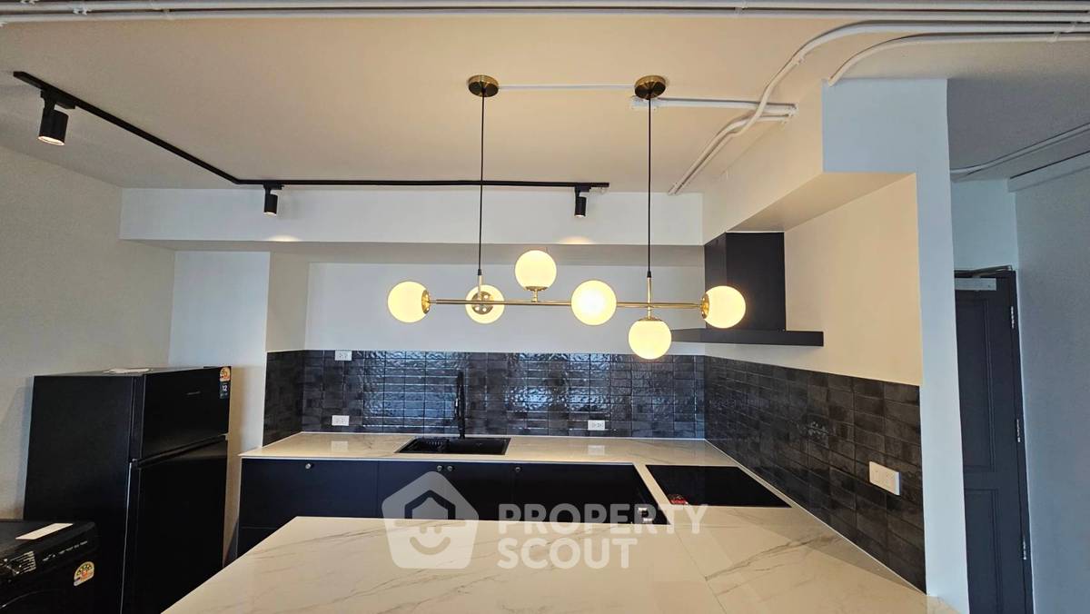 picture Unique 4 Bedroom Bachelor Pad with Dance Pole (ID 3315940) - 6/20