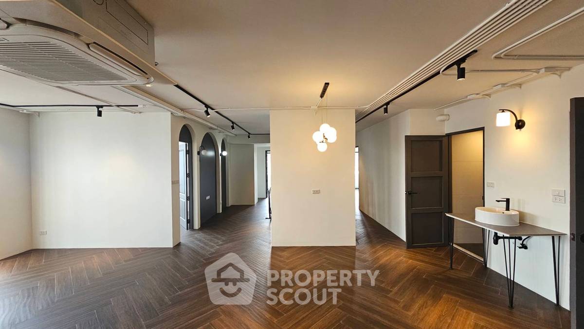 picture Unique 4 Bedroom Bachelor Pad with Dance Pole (ID 3315940) - 4/20