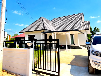 เช่าบ้านเดี่ยว พี-มาร์ท ซุปเปอร์สโตร์ เชียงราย : บ้านเดี่ยวชั้นเดียวให้เช่า ที่ดินกว้าง 122 ตร.ว. ทำเลแม่ยาว เชียงราย | 3 ห้องนอน | 18,000 บาท/เดือน   #5A4-H0292