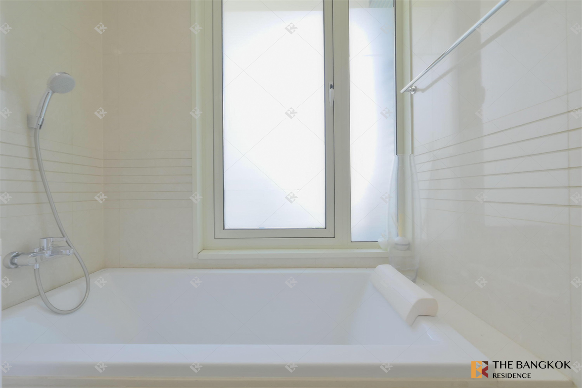 picture Luxury Condo Ready to Move-in at the Best Location Q Langsuan near BTS Ratchadamri - 7/10