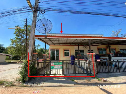 ทาวน์เฮ้าส์ 20.6 ตร.วา บ้านปรีดา ศรีราชา ชลบุรี 1.1M