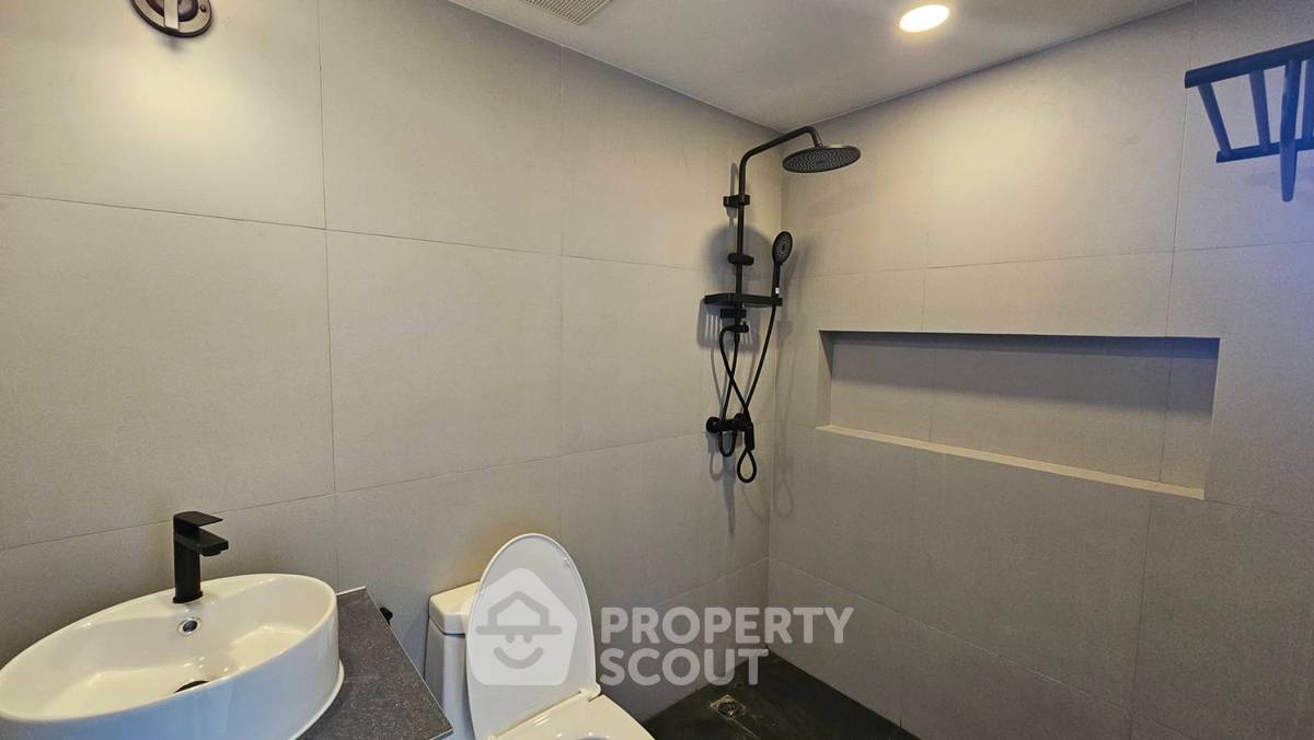 picture Unique 4 Bedroom Bachelor Pad with Dance Pole (ID 3315940) - 8/20