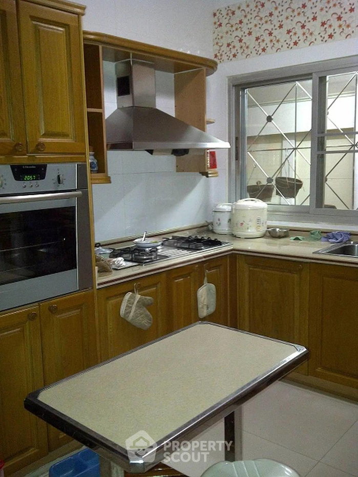 picture Spacious 3-BR 234 Sqm House At Golden Land, Bang Kapi (ID 3316780) - 2/7