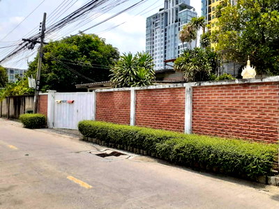 Houses for sale Bangna Commercial College : Land for sale on Sukhumvit Road: 202 sq.w detached house. near BTS Udom Suk, just 280 meters from Sukhumvit Road. close to  BITEC, Central Bangna.