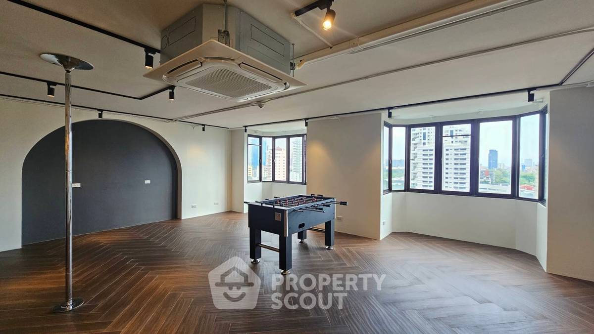 picture Unique 4 Bedroom Bachelor Pad with Dance Pole (ID 3315940) - 3/20