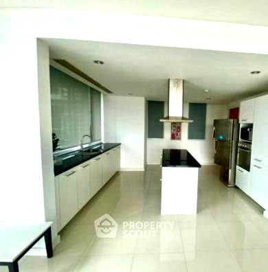 Condos for rent : 3-BR Condo at Fullerton Sukhumvit near BTS Ekkamai (ID 3044868)