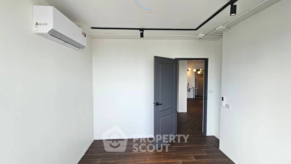 picture Unique 4 Bedroom Bachelor Pad with Dance Pole (ID 3315940) - 18/20